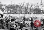 Image Français foule inspecte l'équipement allemands capturés Paris France, 1918, de la seconde 56 séquences d'archives historiques vidéo 65675039627