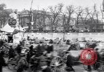 Image Français foule inspecte l'équipement allemands capturés Paris France, 1918, de la seconde 57 séquences d'archives historiques vidéo 65675039627