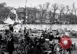 Image Français foule inspecte l'équipement allemands capturés Paris France, 1918, de la seconde 58 séquences d'archives historiques vidéo 65675039627
