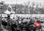 Image Français foule inspecte l'équipement allemands capturés Paris France, 1918, de la seconde 59 séquences d'archives historiques vidéo 65675039627