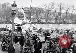 Image Français foule inspecte l'équipement allemands capturés Paris France, 1918, de la seconde 60 séquences d'archives historiques vidéo 65675039627