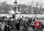 Image Français foule inspecte l'équipement allemands capturés Paris France, 1918, de la seconde 61 séquences d'archives historiques vidéo 65675039627