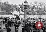 Image Français foule inspecte l'équipement allemands capturés Paris France, 1918, de la seconde 62 séquences d'archives historiques vidéo 65675039627
