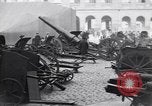 Image Première Guerre Mondiale équipement allemands capturés Paris France, 1918, de la seconde 18 séquences d'archives historiques vidéo 65675039628