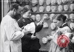 Immagine di prima guerra mondiale ferito  soldato con la faccia maschera protesico Parigi Francia, 1918, secondo 1 filmato di repertorio 65675039636
