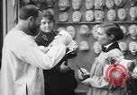 Immagine di prima guerra mondiale ferito  soldato con la faccia maschera protesico Parigi Francia, 1918, secondo 4 filmato di repertorio 65675039636