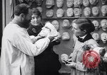 Immagine di prima guerra mondiale ferito  soldato con la faccia maschera protesico Parigi Francia, 1918, secondo 5 filmato di repertorio 65675039636