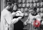 Immagine di prima guerra mondiale ferito  soldato con la faccia maschera protesico Parigi Francia, 1918, secondo 7 filmato di repertorio 65675039636