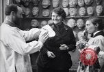 Immagine di prima guerra mondiale ferito  soldato con la faccia maschera protesico Parigi Francia, 1918, secondo 28 filmato di repertorio 65675039636
