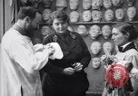Immagine di prima guerra mondiale ferito  soldato con la faccia maschera protesico Parigi Francia, 1918, secondo 33 filmato di repertorio 65675039636