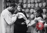 Immagine di prima guerra mondiale ferito  soldato con la faccia maschera protesico Parigi Francia, 1918, secondo 37 filmato di repertorio 65675039636