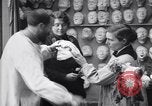 Immagine di prima guerra mondiale ferito  soldato con la faccia maschera protesico Parigi Francia, 1918, secondo 39 filmato di repertorio 65675039636