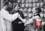 Immagine di prima guerra mondiale ferito  soldato con la faccia maschera protesico Parigi Francia, 1918, secondo 40 filmato di repertorio 65675039636