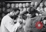 Immagine di prima guerra mondiale ferito  soldato con la faccia maschera protesico Parigi Francia, 1918, secondo 43 filmato di repertorio 65675039636