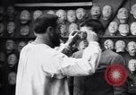 Immagine di prima guerra mondiale ferito  soldato con la faccia maschera protesico Parigi Francia, 1918, secondo 47 filmato di repertorio 65675039636