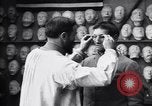 Immagine di prima guerra mondiale ferito  soldato con la faccia maschera protesico Parigi Francia, 1918, secondo 48 filmato di repertorio 65675039636