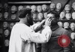 Immagine di prima guerra mondiale ferito  soldato con la faccia maschera protesico Parigi Francia, 1918, secondo 49 filmato di repertorio 65675039636