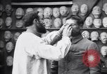 Immagine di prima guerra mondiale ferito  soldato con la faccia maschera protesico Parigi Francia, 1918, secondo 50 filmato di repertorio 65675039636