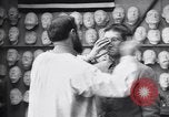 Immagine di prima guerra mondiale ferito  soldato con la faccia maschera protesico Parigi Francia, 1918, secondo 51 filmato di repertorio 65675039636