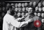 Immagine di prima guerra mondiale ferito  soldato con la faccia maschera protesico Parigi Francia, 1918, secondo 56 filmato di repertorio 65675039636