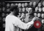 Immagine di prima guerra mondiale ferito  soldato con la faccia maschera protesico Parigi Francia, 1918, secondo 57 filmato di repertorio 65675039636