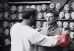 Immagine di prima guerra mondiale ferito  soldato con la faccia maschera protesico Parigi Francia, 1918, secondo 59 filmato di repertorio 65675039636