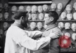Immagine di prima guerra mondiale ferito  soldato con la faccia maschera protesico Parigi Francia, 1918, secondo 60 filmato di repertorio 65675039636