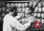 Immagine di prima guerra mondiale ferito  soldato con la faccia maschera protesico Parigi Francia, 1918, secondo 61 filmato di repertorio 65675039636