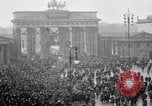 Standbild Deutsche Proteste der Versailler Vertrag Berlin Deutschland, 1919, aus Sekunde 5 historischem Filmmaterial Videoclip 65675039653