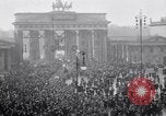 Standbild Deutsche Proteste der Versailler Vertrag Berlin Deutschland, 1919, aus Sekunde 11 historischem Filmmaterial Videoclip 65675039653