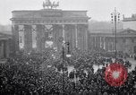 Standbild Deutsche Proteste der Versailler Vertrag Berlin Deutschland, 1919, aus Sekunde 16 historischem Filmmaterial Videoclip 65675039653