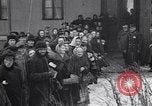 Standbild Menschen von Prag Prag Tschechoslowakei, 1919, aus Sekunde 13 historischem Filmmaterial Videoclip 65675039655