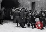 Standbild Menschen von Prag Prag Tschechoslowakei, 1919, aus Sekunde 25 historischem Filmmaterial Videoclip 65675039655