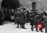 Standbild Menschen von Prag Prag Tschechoslowakei, 1919, aus Sekunde 27 historischem Filmmaterial Videoclip 65675039655