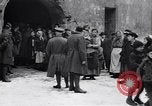 Standbild Menschen von Prag Prag Tschechoslowakei, 1919, aus Sekunde 28 historischem Filmmaterial Videoclip 65675039655