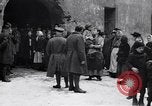 Standbild Menschen von Prag Prag Tschechoslowakei, 1919, aus Sekunde 29 historischem Filmmaterial Videoclip 65675039655