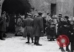 Standbild Menschen von Prag Prag Tschechoslowakei, 1919, aus Sekunde 30 historischem Filmmaterial Videoclip 65675039655