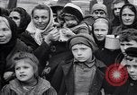 Standbild Menschen von Prag Prag Tschechoslowakei, 1919, aus Sekunde 52 historischem Filmmaterial Videoclip 65675039655