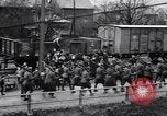 Standbild Deutsche kaufen Heizung Kohle Rationen Deutschland, 1919, aus Sekunde 6 historischem Filmmaterial Videoclip 65675039657