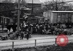 Standbild Deutsche kaufen Heizung Kohle Rationen Deutschland, 1919, aus Sekunde 11 historischem Filmmaterial Videoclip 65675039657