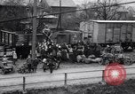 Standbild Deutsche kaufen Heizung Kohle Rationen Deutschland, 1919, aus Sekunde 15 historischem Filmmaterial Videoclip 65675039657