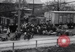 Standbild Deutsche kaufen Heizung Kohle Rationen Deutschland, 1919, aus Sekunde 16 historischem Filmmaterial Videoclip 65675039657