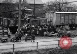 Standbild Deutsche kaufen Heizung Kohle Rationen Deutschland, 1919, aus Sekunde 17 historischem Filmmaterial Videoclip 65675039657