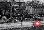 Standbild Deutsche kaufen Heizung Kohle Rationen Deutschland, 1919, aus Sekunde 18 historischem Filmmaterial Videoclip 65675039657
