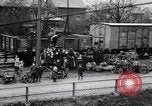 Standbild Deutsche kaufen Heizung Kohle Rationen Deutschland, 1919, aus Sekunde 20 historischem Filmmaterial Videoclip 65675039657
