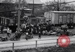 Standbild Deutsche kaufen Heizung Kohle Rationen Deutschland, 1919, aus Sekunde 21 historischem Filmmaterial Videoclip 65675039657