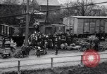 Standbild Deutsche kaufen Heizung Kohle Rationen Deutschland, 1919, aus Sekunde 22 historischem Filmmaterial Videoclip 65675039657
