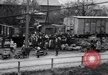 Standbild Deutsche kaufen Heizung Kohle Rationen Deutschland, 1919, aus Sekunde 23 historischem Filmmaterial Videoclip 65675039657