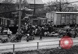 Standbild Deutsche kaufen Heizung Kohle Rationen Deutschland, 1919, aus Sekunde 24 historischem Filmmaterial Videoclip 65675039657
