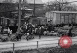 Standbild Deutsche kaufen Heizung Kohle Rationen Deutschland, 1919, aus Sekunde 25 historischem Filmmaterial Videoclip 65675039657